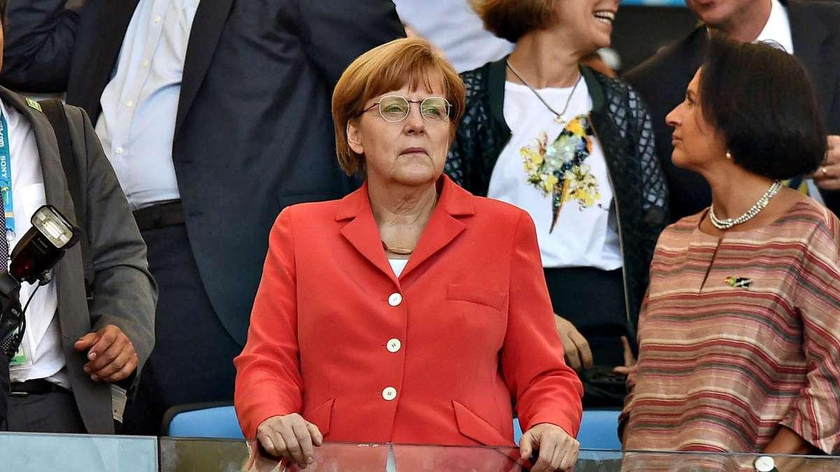 Germania, la decisione della Merkel: stadi chiusi fino al 2021