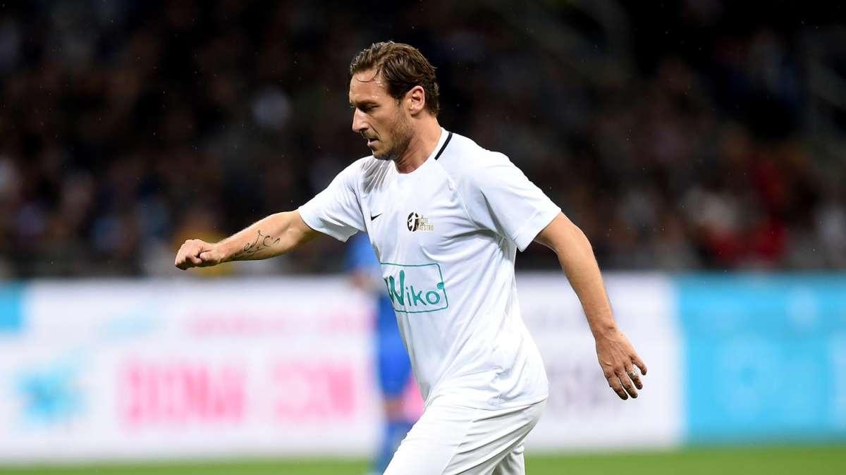 Calcio a 8, la Lazio vince la Supercoppa e Totti perde la testa in campo - VIDEO