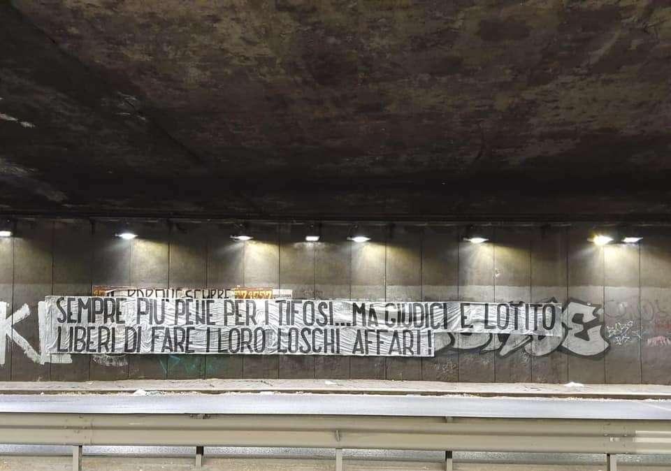 Lazio, i tifosi alzano la voce: striscioni contro le istituzioni - FOTO