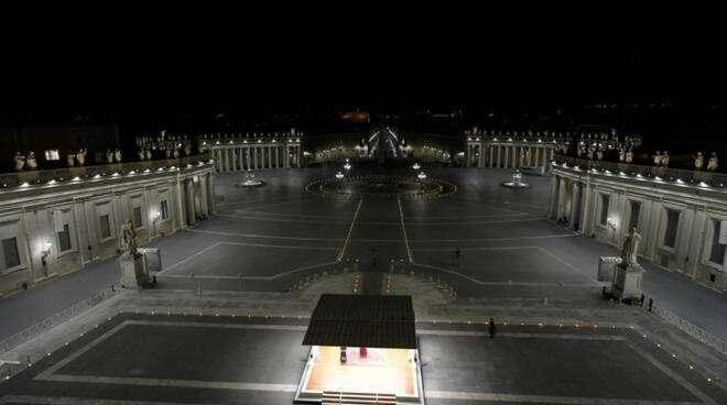 Piazza San Pietro, la prima Via Crucis del Papa senza fedeli