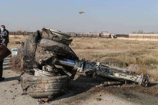 Aereo precipitato in Iran, l'Ucraina: "Non escludiamo sia stato un missile"