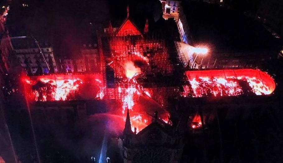 Parigi, incendio alla cattedrale di Notre Dame. L'ottimismo dei pompieri: "La struttura è salva" - FT