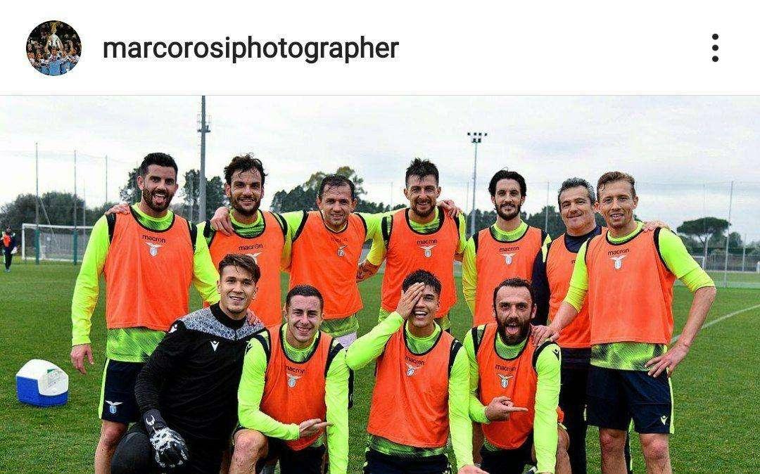 Lazio, i vincenti si mettono in posa. E Muriqi, Correa e Marusic si "scambiano" l'esultanza... - FOTO