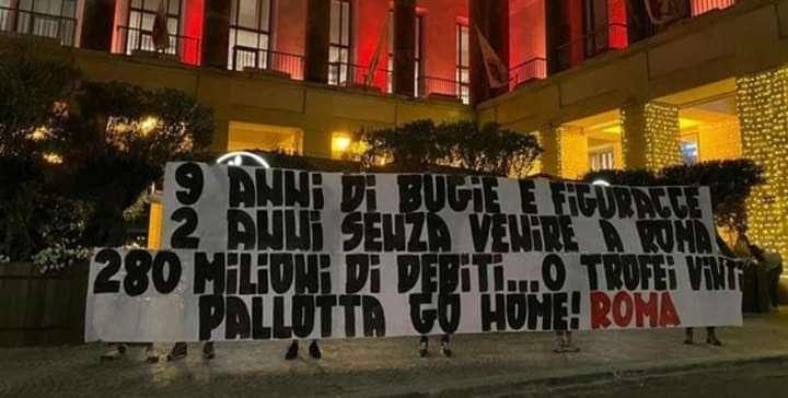 Roma, ancora striscioni contro Pallotta: "Lo stadio dattelo in faccia"