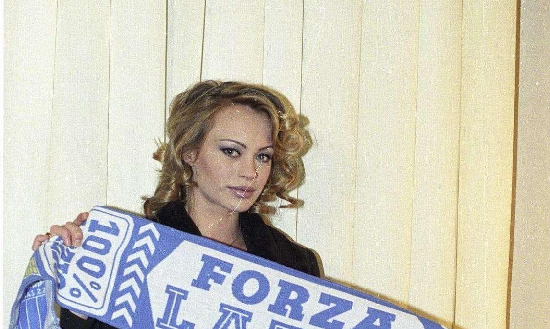 Lazio, Anna Falchi e la foto di quando divenne ufficialmente "laziale" - FOTO 