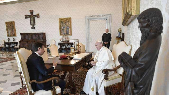 Vaticano, il Papa riceve il premier Conte: Francesco segue da vicino l'emergenza