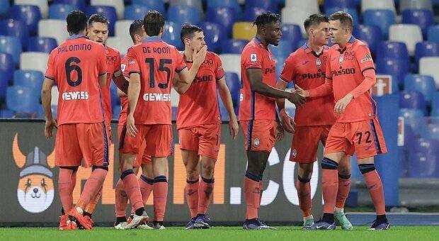 Serie A, l'Atalanta passa in casa del Napoli: lotta a quattro per lo scudetto