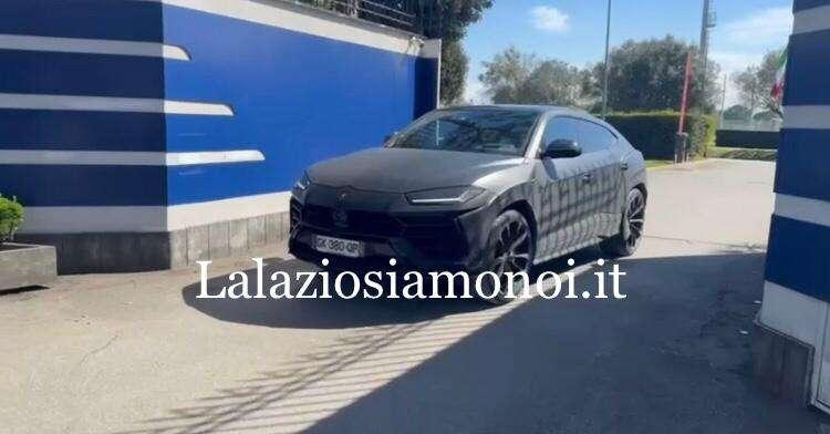 Lazio, terminato il ritiro: i calciatori escono da Formello - VIDEO