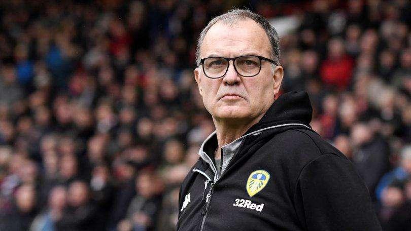 Leeds, Bielsa e giocatori rinunciano allo stipendio: "Prima i dipendenti"