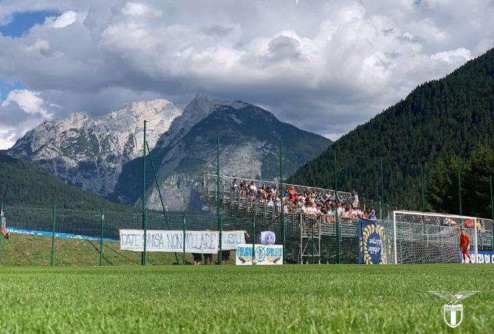 Mihajlovic, lo striscione dei tifosi laziali: "Daje Sinisa non mollare" - FOTO