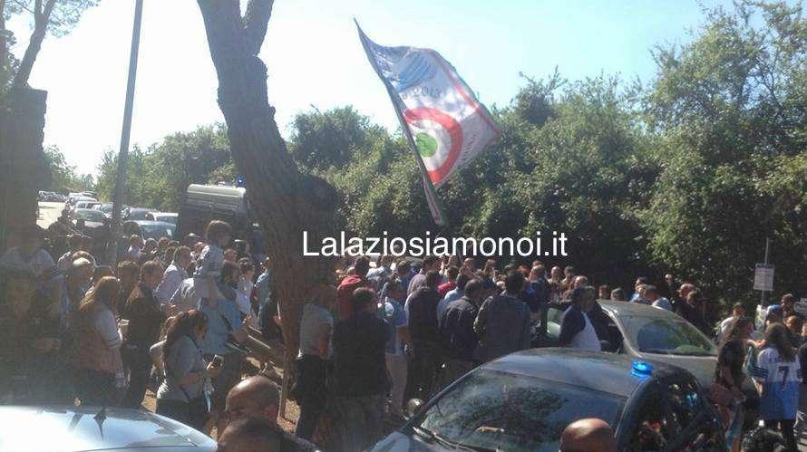 A Formello è festa derby: i tifosi laziali accolgono la squadra al rientro - FOTO&VIDEO