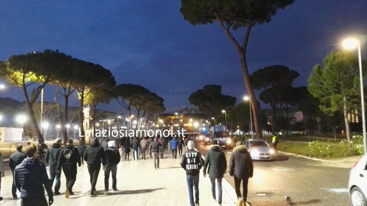 Lazio-Eintracht, clima infuocato: scontri tra tedeschi e polizia. Tifosi ospiti dentro l'Olimpico - VIDEO