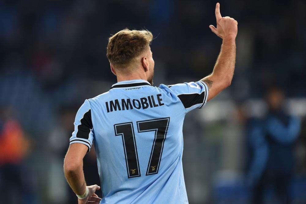 Lazio, Immobile agguanta Giordano che lo applaude: "Bravo Ciro, ora regalami la maglia"