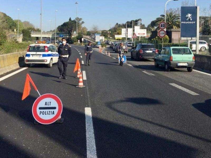 Coronavirus / Caos sulla Pontina: migliaia di auto in fila verso Torvaianica e Ostia