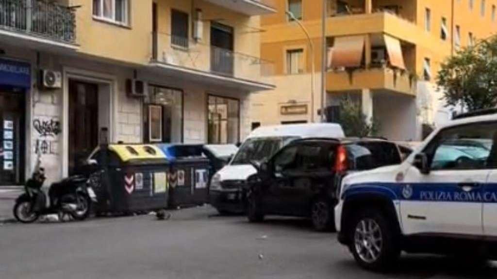 Roma, macchina in fuga si schianta durante un inseguimento con la polizia: il caso