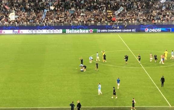 Lazio, Provedel beffa l'Atletico Madrid e fa festa con i tifosi - VIDEO