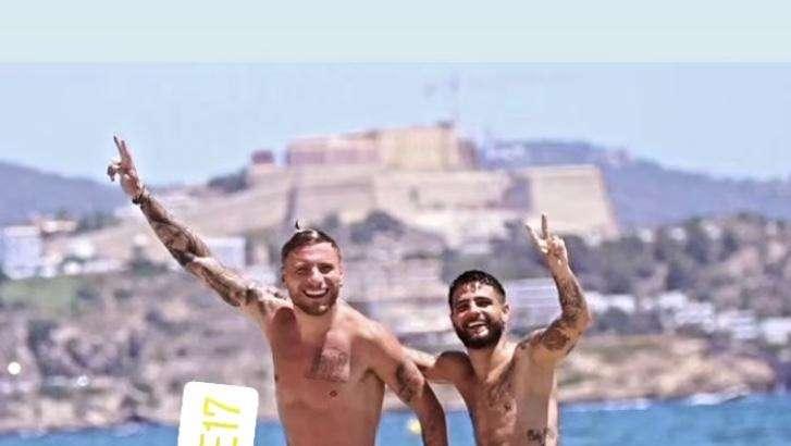 Sorrisi in vacanza tra Immobile e Insigne: due campioni d’Europa a Ibiza - FOTO