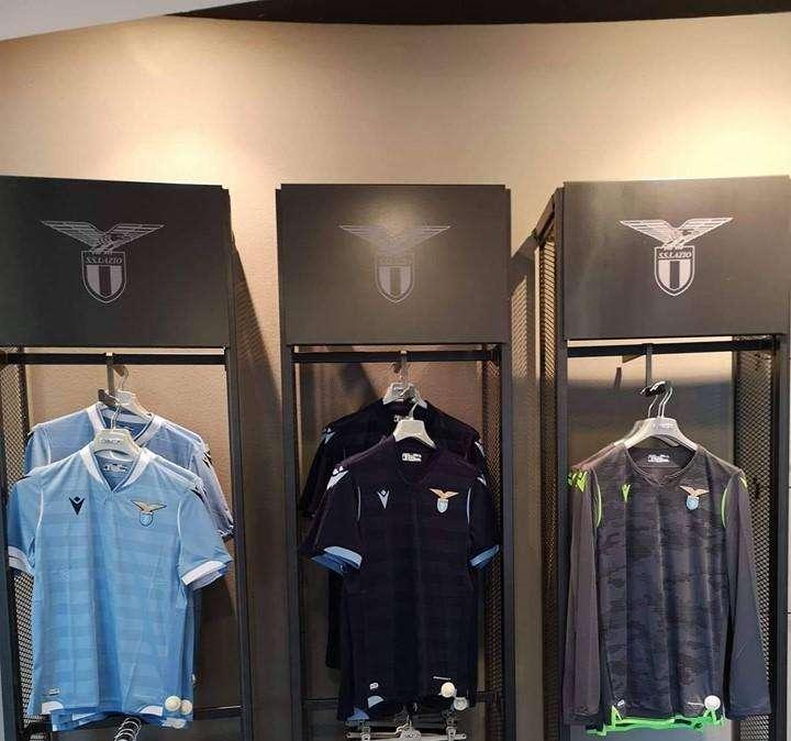 Lazio, ecco le nuove maglie: divise già presenti negli store ufficiali - FOTO