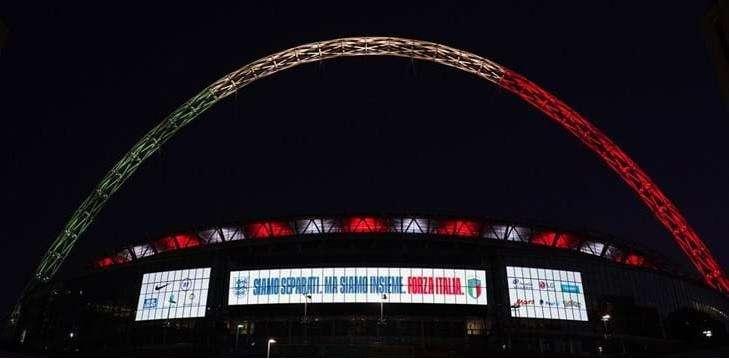 Il calcio unisce Italia e Inghilterra: Wembley illuminato con il tricolore - FOTO