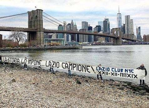 Lazio Club New York, lo striscione dal Ponte di Brooklyn - FOTO