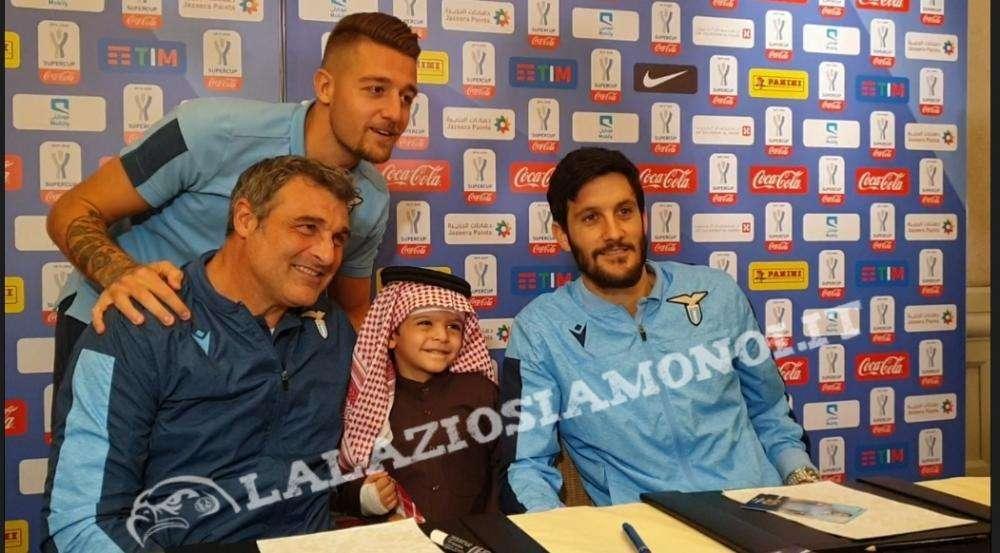 RIYAD - La Lazio incontra i tifosi locali: sorrisi e autografi in hotel - FOTO
