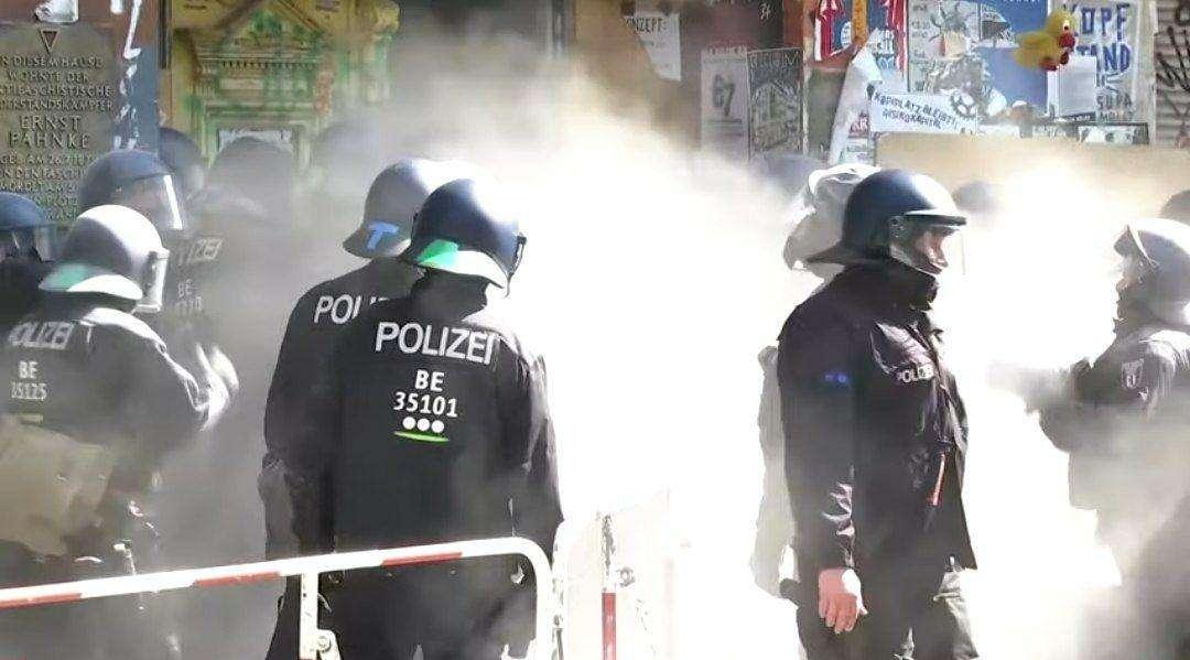Berlino, stabile occupato: guerriglia urbana e scontri con la Polizia - VIDEO
