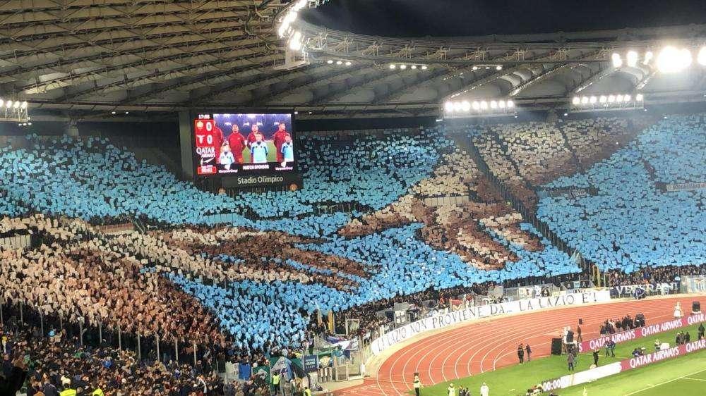 Roma - Lazio, Michelangelo è all'Olimpico: la scenografia da brividi della Nord - F&V
