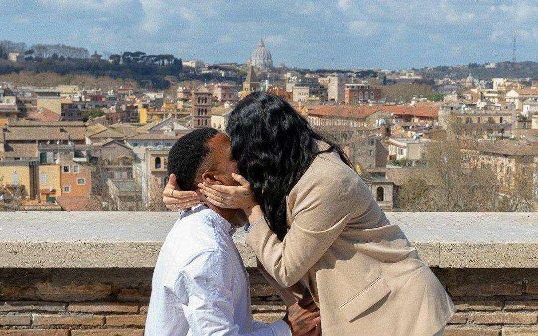 Lazio, Djavan Anderson pronto al matrimonio: splendida proposta davanti al Colosseo - FOTO