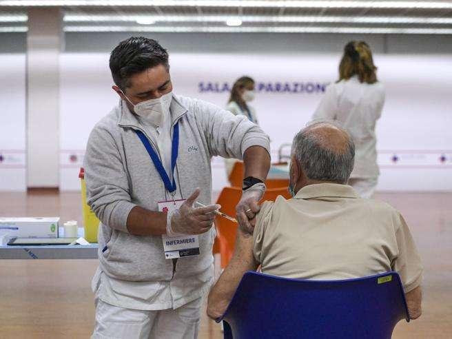 Covid, terza dose di vaccino: la decisione del Cts