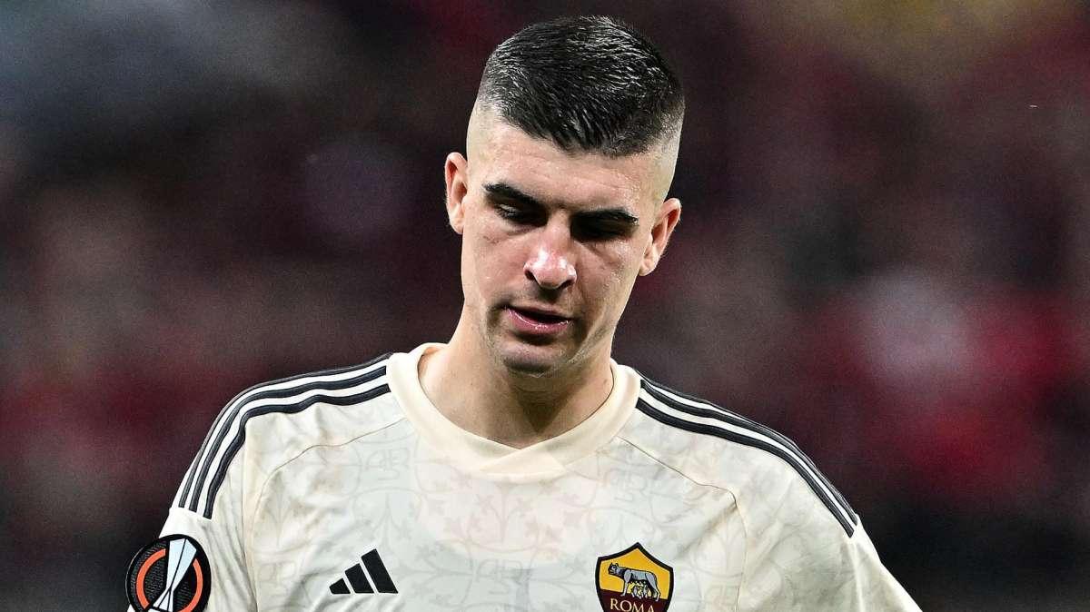 Roma, Mancini preso di mira dagli sfottò: arriva la moglie a difenderlo