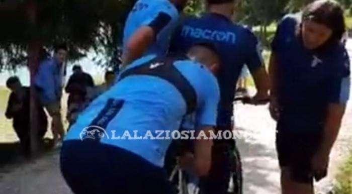 RITIRO LAZIO, GIORNO 4 - Acerbi e Parolo svitano la bici di Ripert: che scherzo! - VIDEO