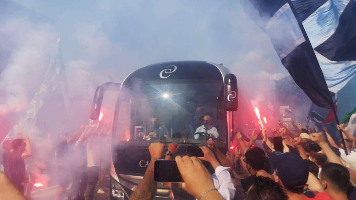 Lazio, la squadra lascia Formello: la carica dei tifosi - FOTO&VIDEO