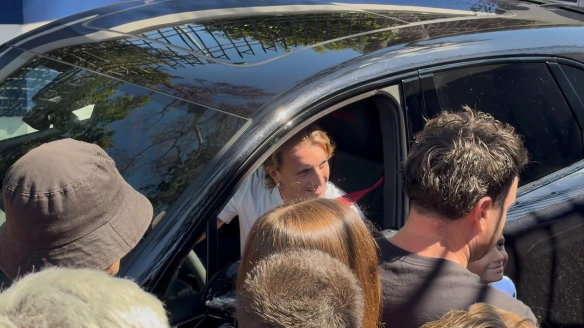 Lazio - Milan, i tifosi fuori Formello: foto e autografi con Rovella - VIDEO