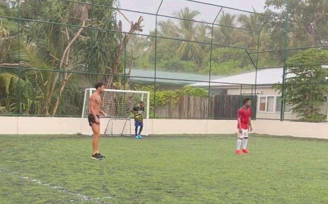 Anderson, calcio-mania in luna di miele: la partitella con lo staff dell'hotel