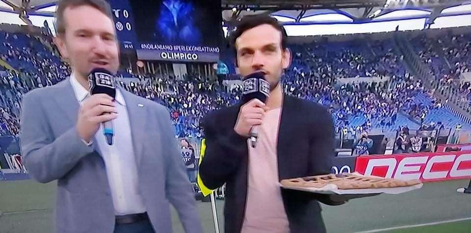Lazio, Parolo a bordo campo... Con la crostata di Giocondo - FOTO