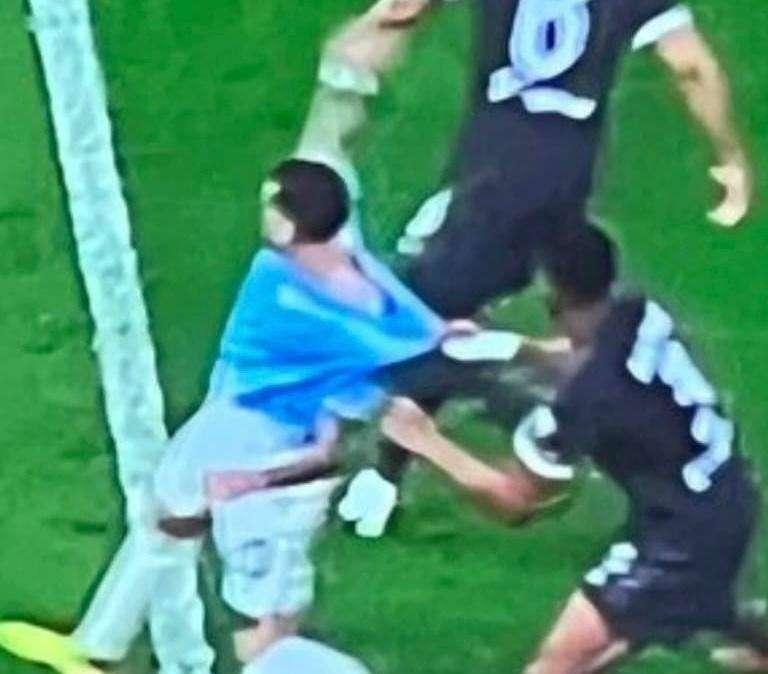 Lazio, Marusic salva l'arbitro Colombo: tifosi scatenati sui social