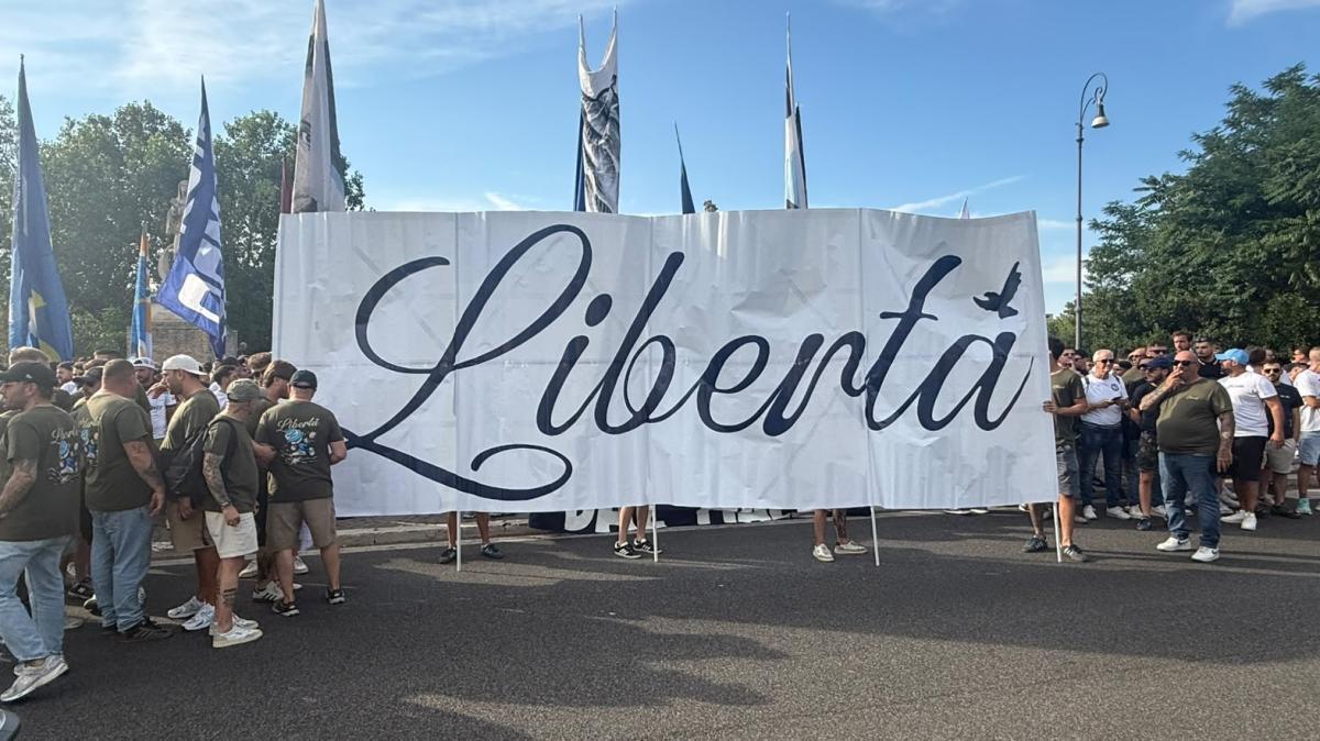 Lazio, inizia il ritiro e continua la protesta: pioggia di commenti contro Lotito