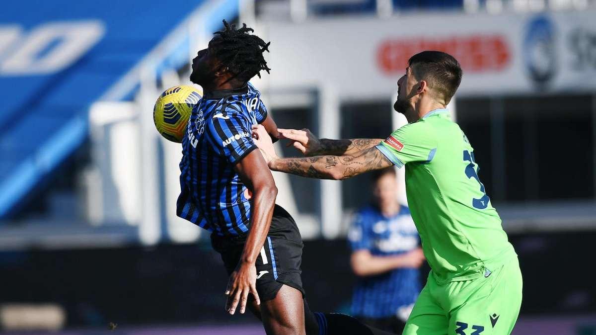 Lazio, i ringraziamenti di Acerbi per il regalo (in stile biancoceleste) della sorella - FOTO