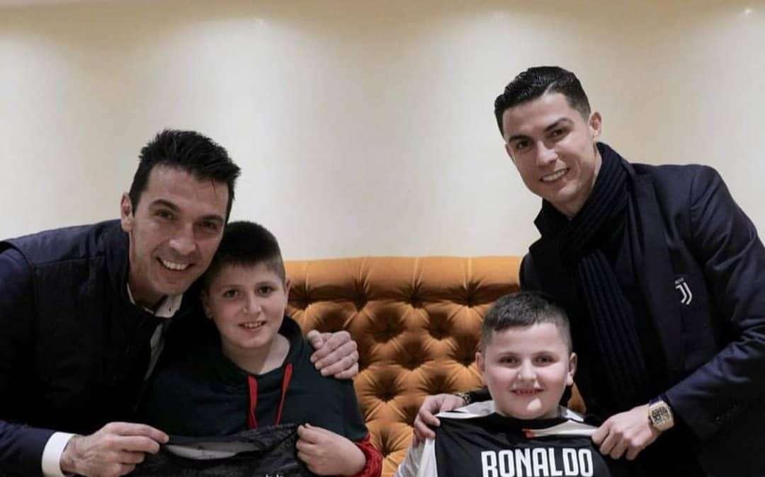 Cristiano Ronaldo e Buffon in visita a sorpresa a Roma da due bambini albanesi scampati al terremoto