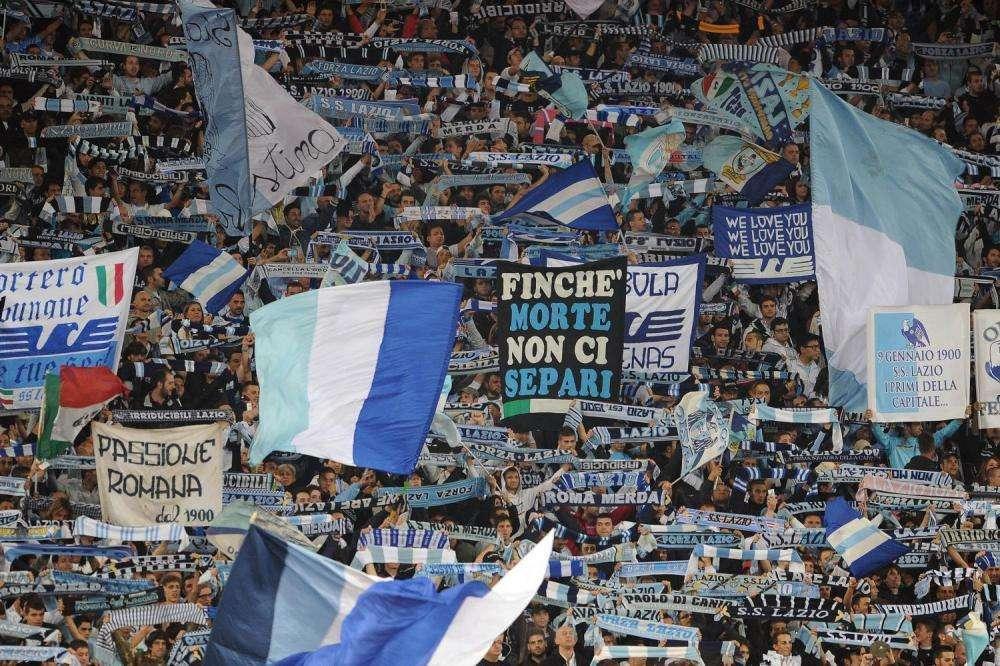 Lazio, spunta una bandiera biancoceleste durante il derby di Londra