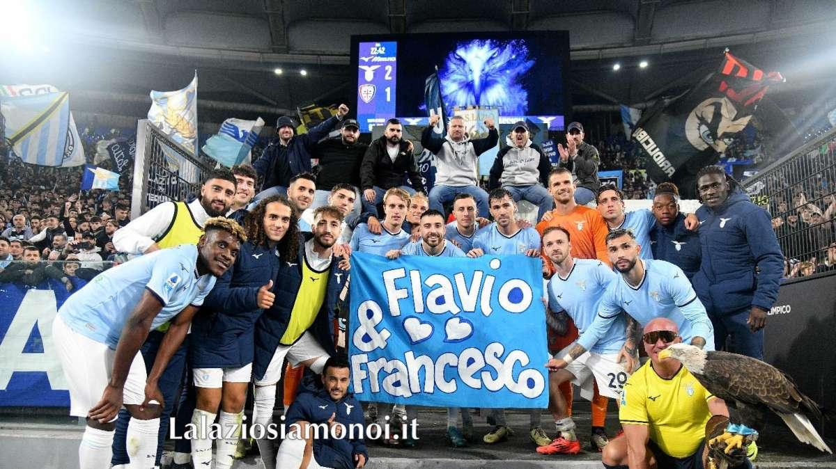 La Lazio è con Flavio e Francesco. Lo scatto e il post del club: "Famiglia" - FOTO