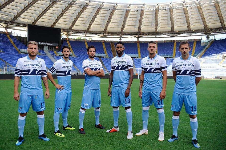 Lazio, in posa con il nuovo sponsor: ecco come sarà la 'nuova' maglia bandiera