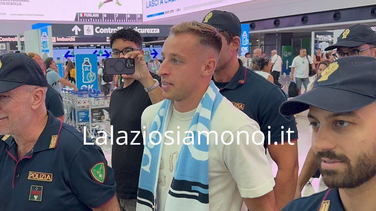 Lazio, il video dell'arrivo di Frattesi a Fiumicino - VIDEO