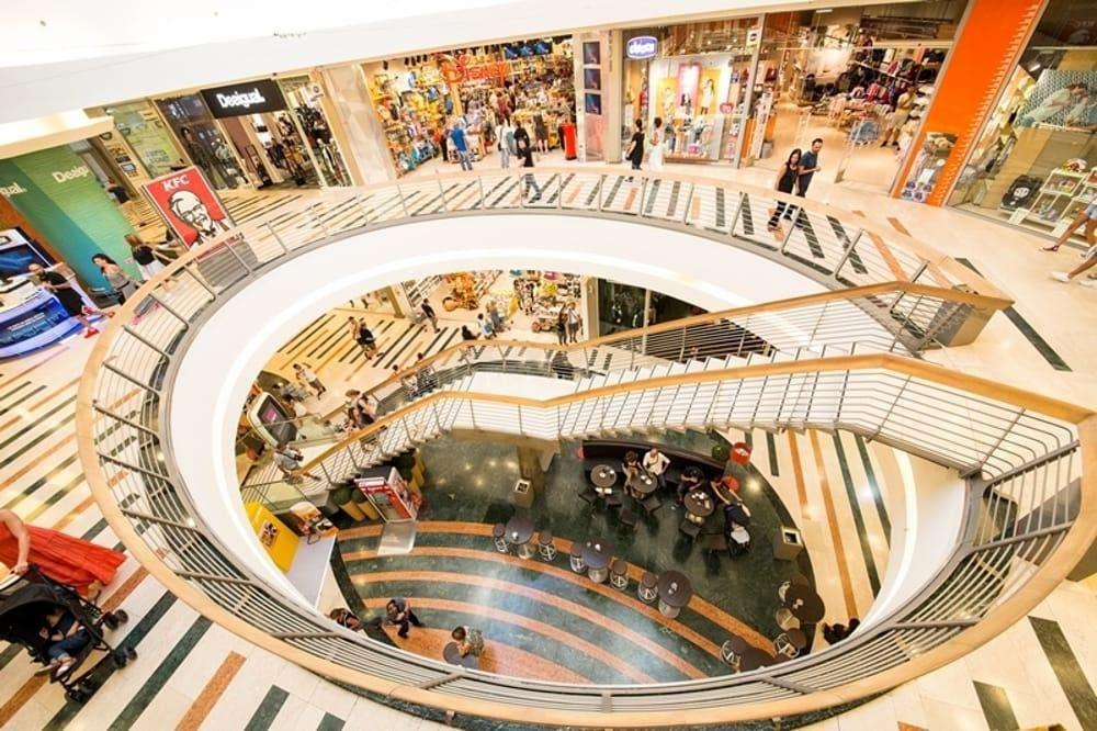 Cronaca | Rapina e sparatoria al centro commerciale Roma Est