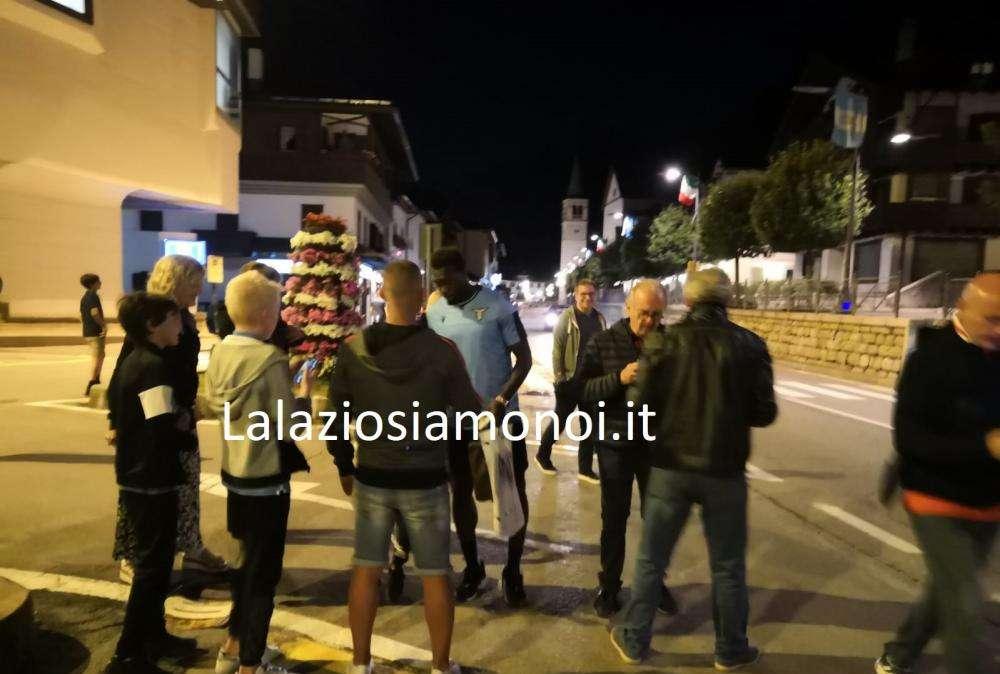 RITIRO LAZIO, GIORNO 9 - Cena finita, i tifosi hanno aspettato la squadra - F&V