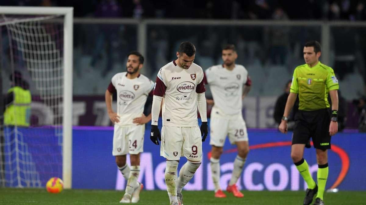 Caos Salernitana, duro striscione dei tifosi all'Arechi: "Società indegna, rosa indecente"