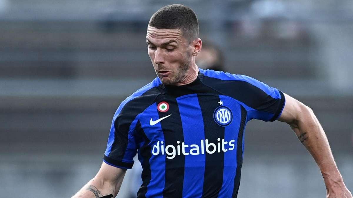 Gosens ora preoccupa: l'Inter monitora il tedesco e non esclude un intervento sul mercato