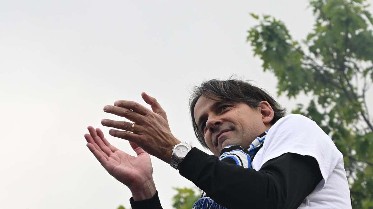Dumfries scatenato con una maschera di Inzaghi: il "Demone" gliela ruba e se la mette