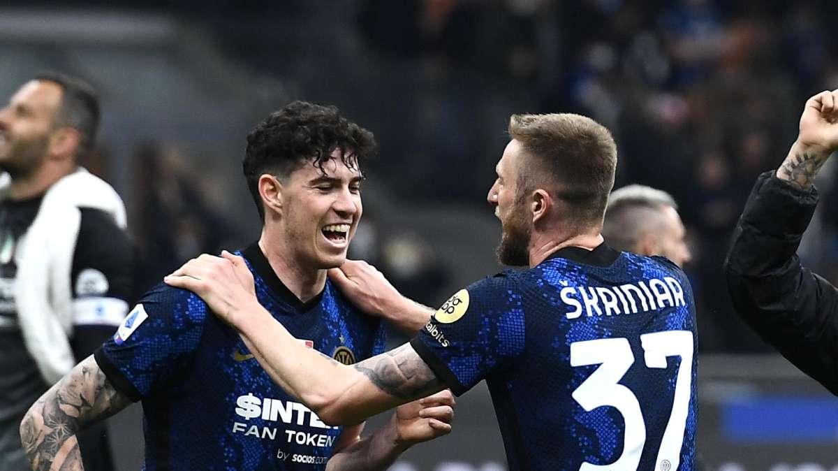 Rinnovi, lavori in corso: Bastoni-Inter, c'è ancora distanza. Calhanoglu in discesa