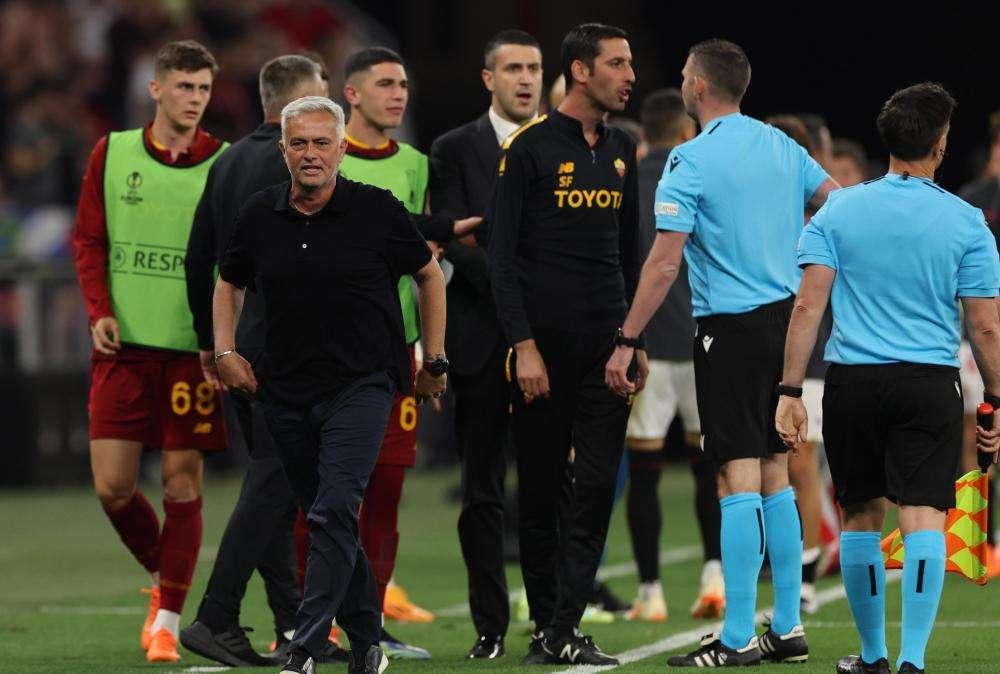 Roma, Mourinho: "Devo parlare con il club per vedere se rimango"